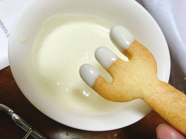 直接將要裝飾的餅乾沾取巧克力，接著再擺旁邊等巧克力凝固