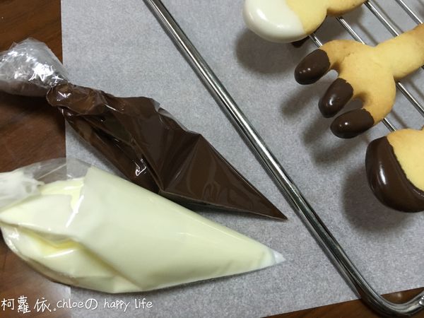 將部份巧克力醬用三明治袋裝起來，剪小洞可以彩繪餅乾