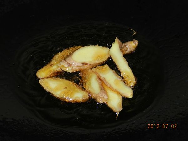 麻油熱油後爆香薑片