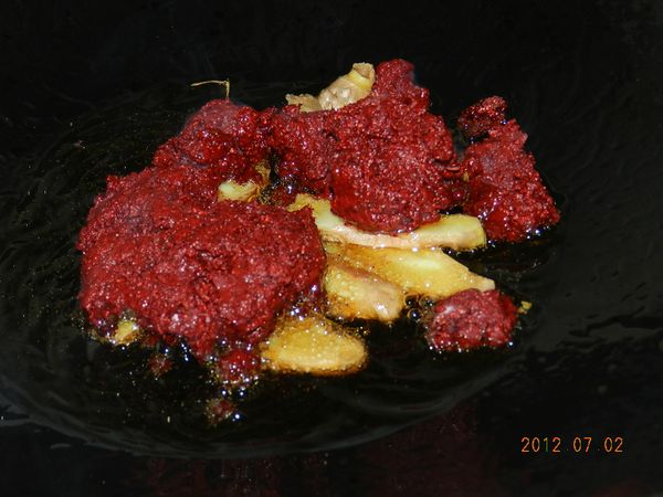 中小火炒紅糟，媽媽說紅糟不可以大火炒，也不可以沒爆香，所以用中小火炒