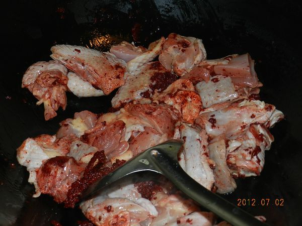 炒好後下雞肉拌炒