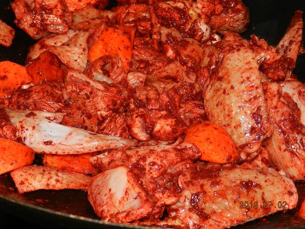 再下紅蘿蔔快炒，然後下調味