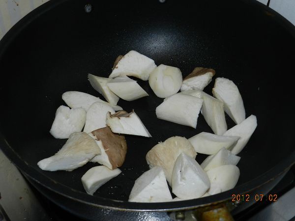 另起一鍋，快炒杏鮑菇，如果加入雞肉一起炒的話，杏鮑菇會太鹹喔！