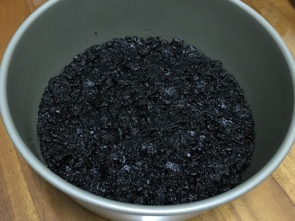 Oreo餅乾去夾心後90g敲碎+溶化後的奶油 倒入烤模壓緊 放冷凍備用