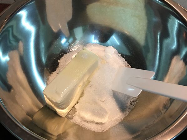 奶油乳酪+糖+吉利丁 隔水加熱 拌勻至無顆粒 （有顆粒可過篩）