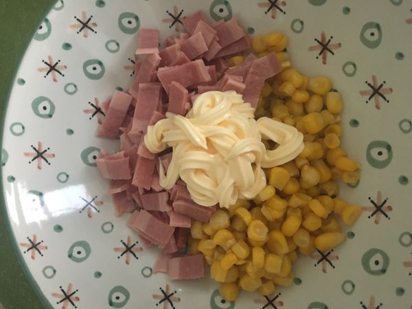 把玉米、ham、美乃滋攪拌均勻後、備用