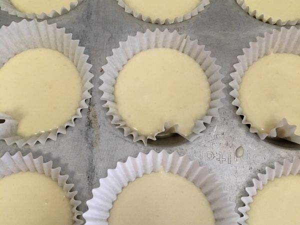 把調好的麵糊放入鬆餅muffin 烤盤裡，約6分滿