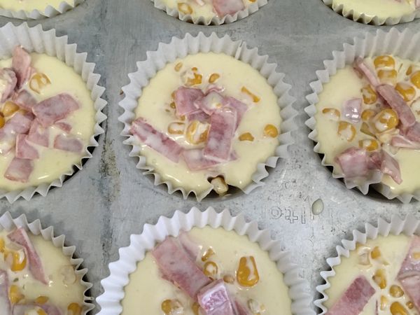 將調好的餡適量的放入麵糊裡、放進烤箱，180/350 度，烤25分鐘