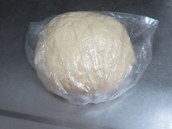麵糰放袋中，冰冷藏一晚。