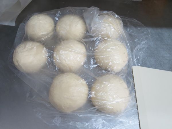 8等份搓揉成圓麵糰，蓋上濕布或塑膠袋，第一次發酵20分鐘。
