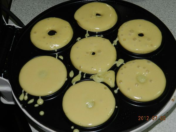 用甜甜圈機做好甜甜圈鬆餅