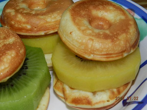 夾在鬆餅甜甜圈中就可以囉