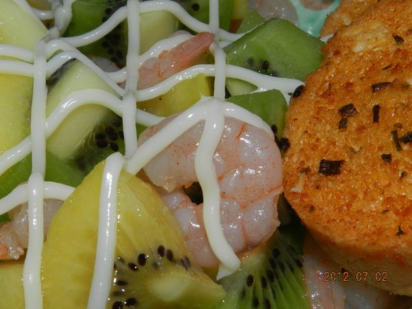 蝦仁燙熟，奇異果切塊，拌一拌，擺盤後，擠上沙拉醬就可以囉！