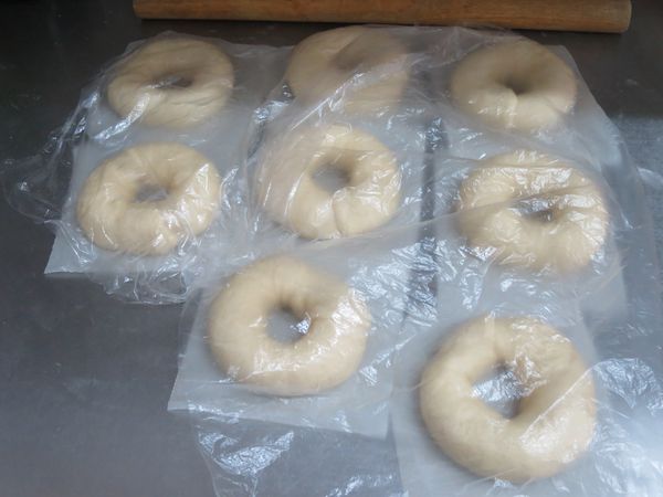 再翻回光滑正面，底部鋪上不沾烘焙紙。蓋上濕布或塑膠袋，第二次發酵30分鐘。