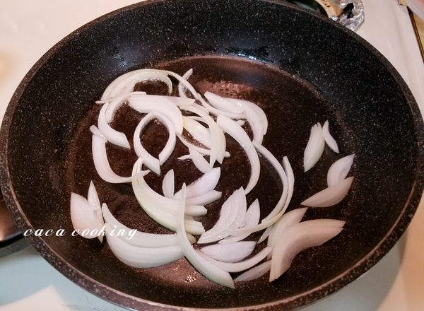 熱鍋加2匙油，把洋蔥下鍋炒到變至透明。