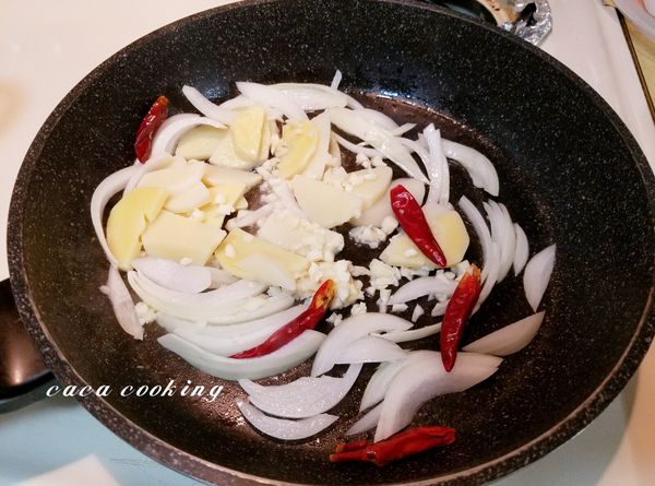 加入蒜末、乾辣椒及竹筍片，可加少許的水煨炒一下。