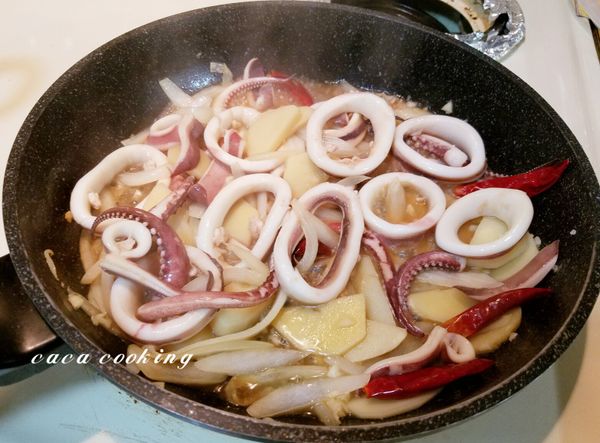 以2匙的薄鹽醬油、1匙的烏醋、少許的冰糖及胡椒粉調味。