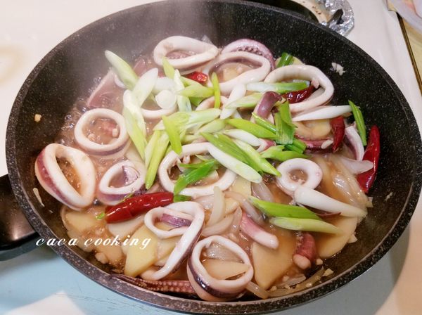 以太白粉水勾薄芡，最後加入青蔥段拌炒，美味又新鮮的生炒透抽就完成了哦!