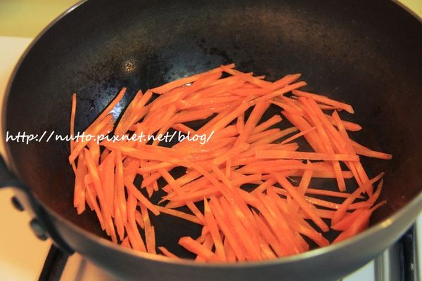 起一油鍋，先將紅蘿蔔稍微炒軟...