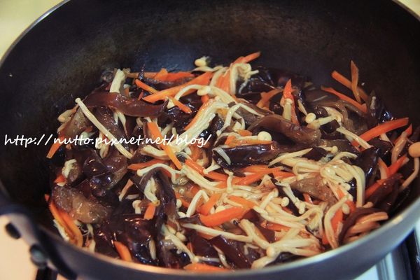 我沒有特別加水，悶軟後食材好像有岀一點水，此時我會加一點白胡椒粉和糖調味。