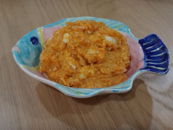 然後把蒸好的南瓜壓成泥，再把蒸熟的雞蛋弄碎，南瓜泥、碎雞蛋、鮪魚罐一起攪拌均勻，邊加沙拉醬一起攪拌，再加入少許的黑胡椒，就完成了