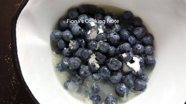 藍莓洗乾淨晾乾，取一小鍋，放入細砂糖與檸檬汁，以中小火加熱。