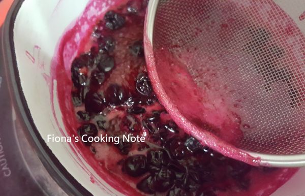 煮果醬過程中，會產生白色浮沫，請以濾網將浮沫撈起。(旁邊可準備一碗熱水洗濾網用)