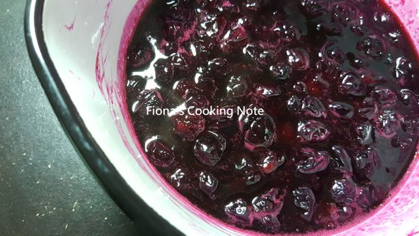 大概煮約10分鐘後，會出現濃稠狀，此時即可離火。趁熱倒入玻璃罐內，鎖緊玻璃罐的蓋子，將玻璃罐倒放，此做法為真空處理。放涼即可食用。