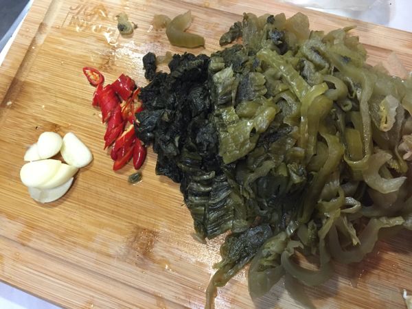 先放辣椒蒜頭爆香，在放酸菜（記得先洗過）下去拌炒，再放入糖、香油調味，最後放入蒜苗（今天忘記準備）