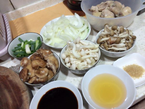 調醬汁，將醬油、味醂、糖放入容器中混合均勻。
雞腿肉用開水煮過去除多餘血水。
蔥、洋蔥切細段，各種菇類洗淨備用。
