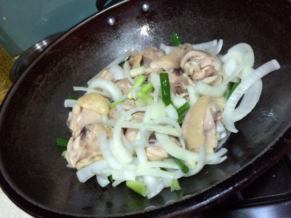 熱油鍋爆香洋蔥和蔥段。