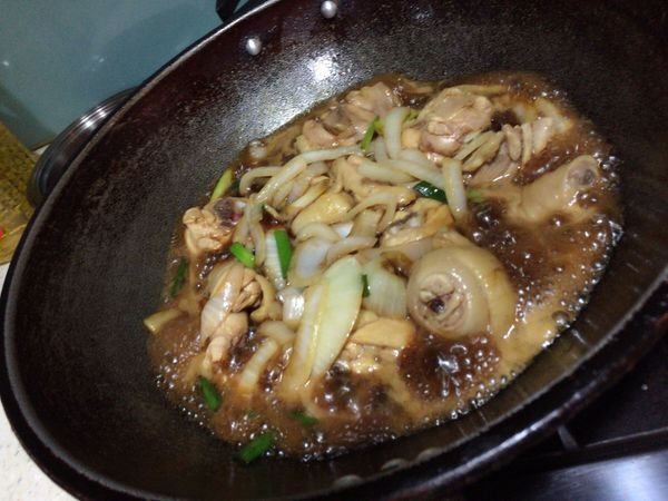 放入雞腿肉拌炒，倒入壽喜汁並加入半碗水熬煮。
最後倒入各種菇類蓋上鍋蓋，繼續中小火燉煮。