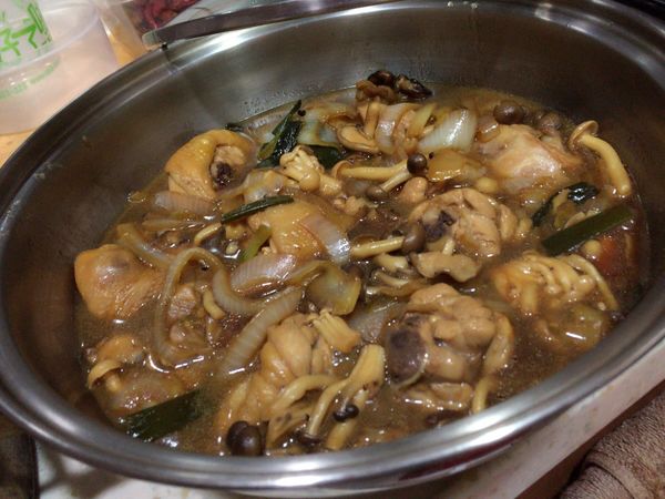 燉煮約莫7-8分鐘後，鍋內湯汁會減少並吸附在食材上，即可起鍋食用。