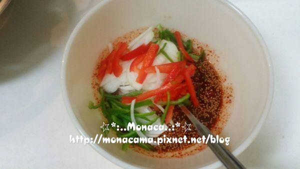 準備好其他蔬菜料並跟醬料混和均勻。