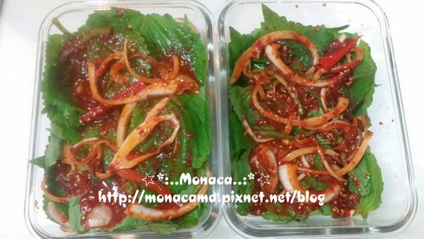 每片芝麻葉都用湯匙舀適量的醬料塗抹並放在乾淨的容器裡，醬料都塗抹好後移至冰箱冷藏等發酵，約3天後食用風味最佳。