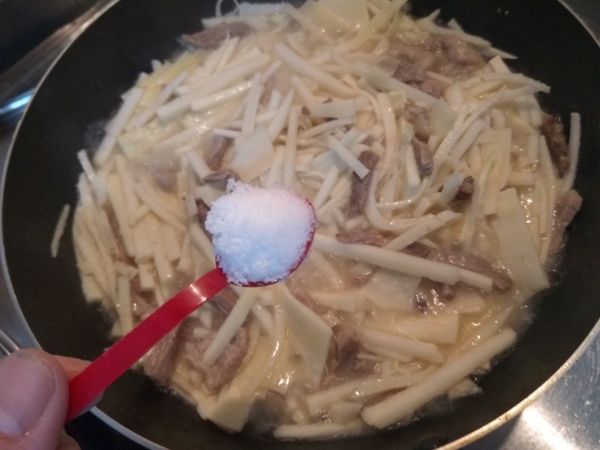 加入鹽巴調味。