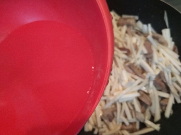 加入少量的水，輕拌一下，蓋上鍋蓋燜煮3分鐘。