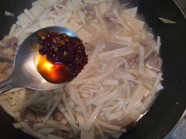 加入辣椒醬拌炒，輕拌一下就可以熄火盛盤了。
鴉片辣椒醬的作法，自已做最美味。
https://icook.tw/recipes/77978