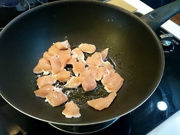 鍋中放入1大匙的沙拉油，將雞肉、玉米筍、秋葵、木耳拌炒至雞肉變白，加入2大匙水，燜煮1分鐘，加入紅椒拌一下並調味，撒上七味粉即可。