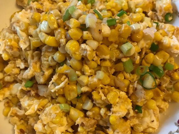 買市場削好的紅玉米洗乾淨瀝乾 ，蒜頭、蔥都切末、蒜頭末先爆香 、在下紅玉米粒1起炒軟後 下土雞蛋炒熟，最後下蔥末即可