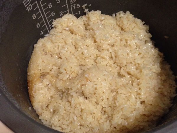 長糯米洗淨，
將步驟1所留的泡香菇水，量3.5米杯加入已洗淨糯米中，放入電子鍋煮。
(使用浸泡香菇及魷魚的水煮米，糯米熟後更添香氣)