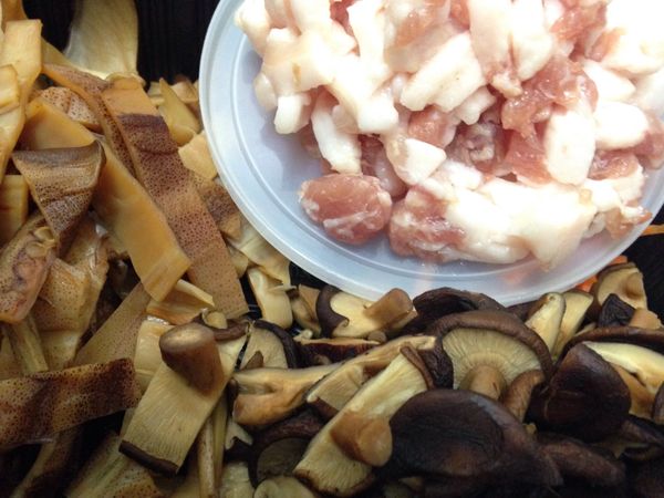 乾魷魚剪成小段，
鈕扣菇、乾魷魚略洗淨，用水浸泡至軟發，
肉切成絲狀，
蝦米洗淨，略泡5-10分，瀝乾，備用，
將泡軟的鈕扣菇及魷魚至水中撈起、瀝乾，
鈕扣菇對半切，備用(泡香菇及魷魚的水別倒掉)