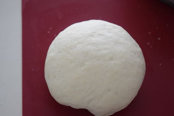 將[麵糰]中的所有材料依序加入揉5分鐘成糰. 用保鮮膜包起醒置10分鐘.
