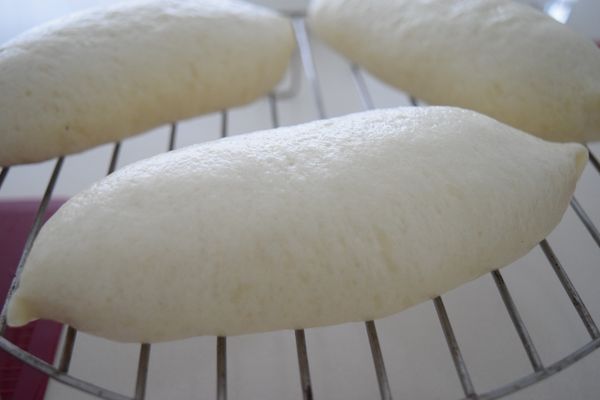 將銀絲卷放入電鍋中, 外鍋以1杯水蒸至電源跳起, 鍋蓋記得留一個小縫哦!
電鍋跳起後, 關掉電源悶7分鐘後再開蓋.