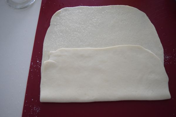 [銀絲]將一半麵糰桿成長方形薄片, 兩面塗上油並撒上糖. 將麵糰折3折.