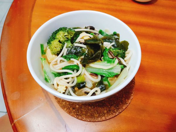 ［上菜］撈起麵條，加入蔬菜和味噌湯，就可以上桌享用囉～