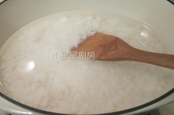 我先用電子鍋把白飯煮好，然後把飯和開水一起放入鑄鐵鍋，開中火，一邊煮一邊攪拌，它會看起來愈來愈稠。