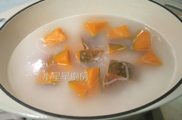 南瓜不去皮，切塊去籽洗乾淨後就可以用了，煮滾後把南瓜放進去，改為小火，一邊煮一邊慢慢攪拌。