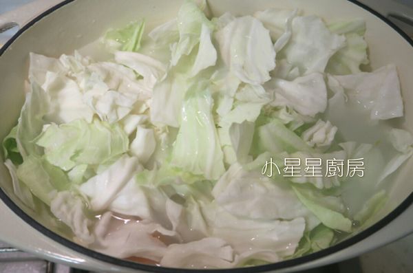 煮到南瓜感覺有點變軟後，就把高麗菜片放入。