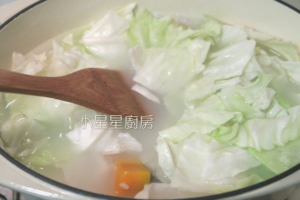 慢慢的把高麗菜壓進去米湯裡煮。
